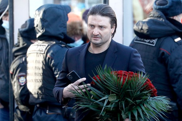 Мрачный Киркоров произнес душераздирающие слова на похоронах Джигарханяна