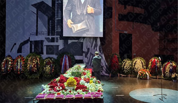 "Выхаркивайте!": Маковецкий заговорил по-украински перед гробом Виктюка 