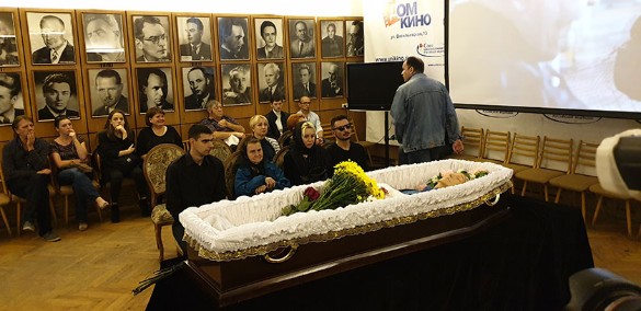 Бабка в гроб вгоняет: новое горе в семье умершего от СПИДа актера Числова