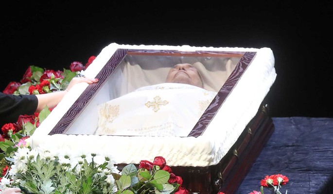 Скандал на похоронах: бессовестные виновники смерти Ланового возмутили появлением у гроба