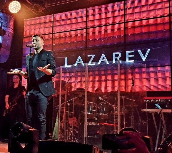 Парни целовались у всех на виду: гей-вечеринка с участием Лазарева потрясла Москву