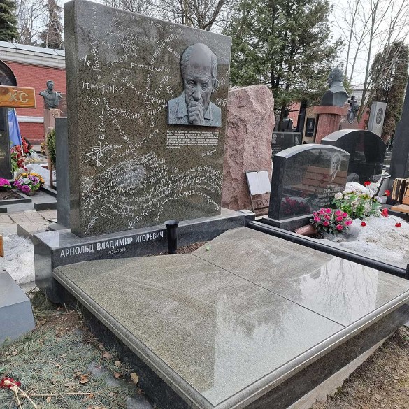 Он любил Россию: умершего в Париже 72-летнего Арнольда решили похоронить на Новодевичьем кладбище