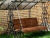 Кованые садовые качели не оставят равнодушными ни детей, ни взрослых