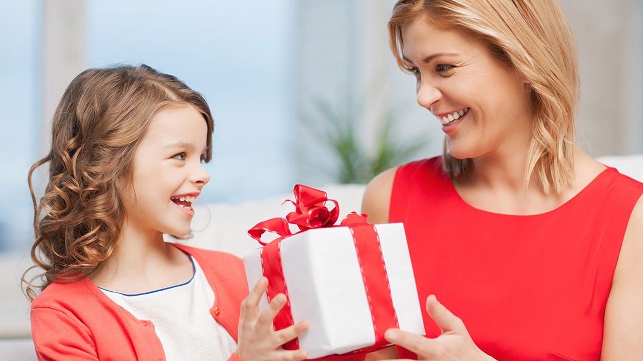 Что подарить маме на год ребенка. Подарки для детей. Мама дарит подарок. Ребенок дарит подарок. Дочка дарит подарок маме.