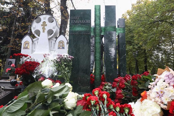 В могилу Табакова воткнули три столба и крест