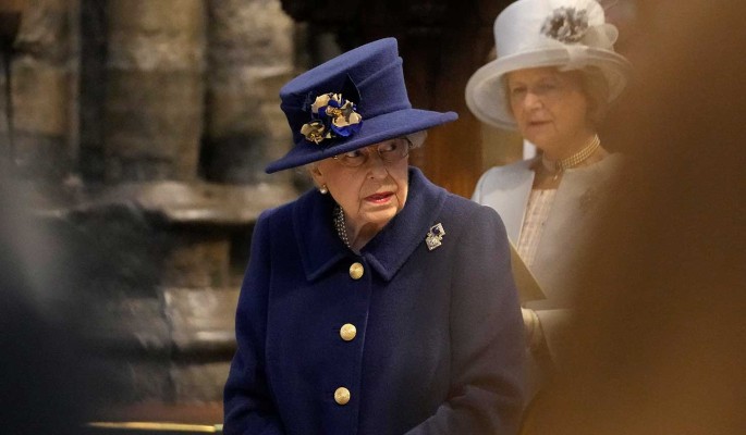 Вид опирающейся на палку Елизаветы II всполошил народ: Почти не ходит