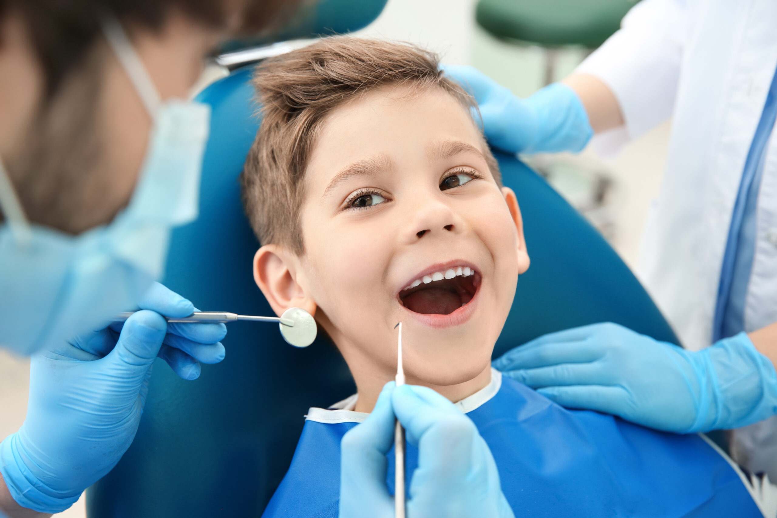 Осмотр полости рта детей. Ребенок у стоматолога. Стоматология дети. Терапевтическая стоматология. Зубы стоматология.