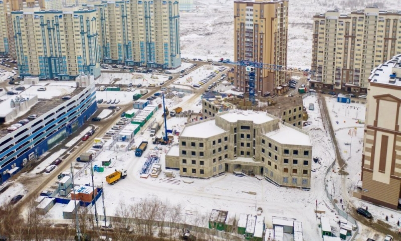 В возводимой поликлинике в Домодедово приступили к монтажу оконных блоков