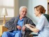 С кем оставить пожилого родственника на время отпуска?