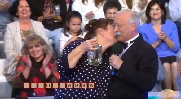 "Какая неожиданность!": Пропустивший рюмашку Якубович слился в поцелуе с собутыльницей за спиной у жены