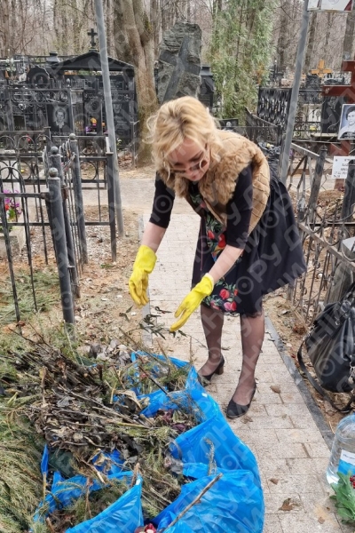 "Не имеете права!": вдова Этуша сцепилась с хозяйничавшей на могиле мужа Цымбалюк-Романовской