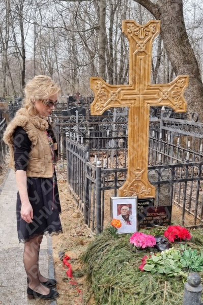 "Не имеете права!": вдова Этуша сцепилась с хозяйничавшей на могиле мужа Цымбалюк-Романовской
