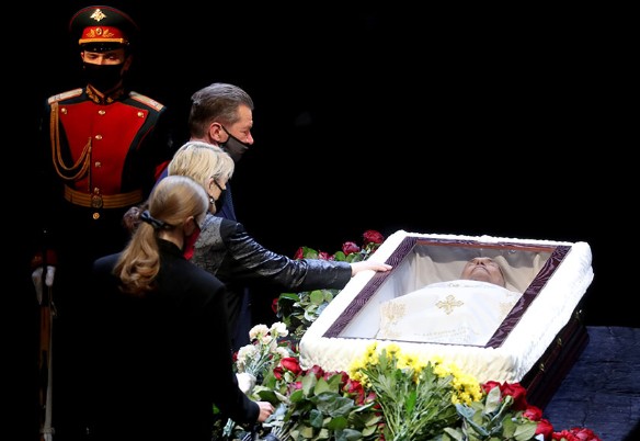 "За ним в могилу пойдете!": на похоронах умершего от COVID-19 Ланового начхали на социальную дистанцию